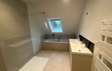 Salle de bain rénovée à Saint-Grégoire : pose de faïence, carrelage et équipements sanitaires par JC Électricité Plomberie