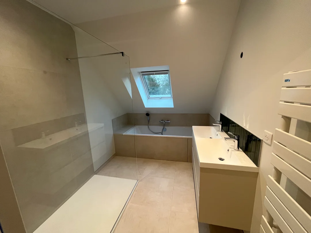 Salle de bain rénovée à Saint-Grégoire : pose de faïence, carrelage et équipements sanitaires par JC Électricité Plomberie